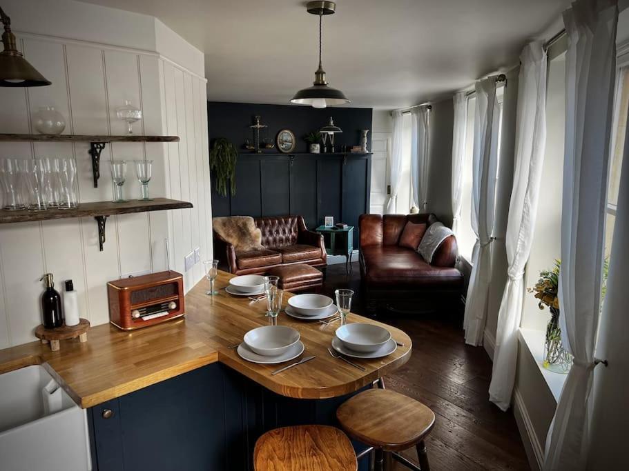 Period Apartment, Great Views, In Heart Of Town. Bradford-On-Avon Exterior photo